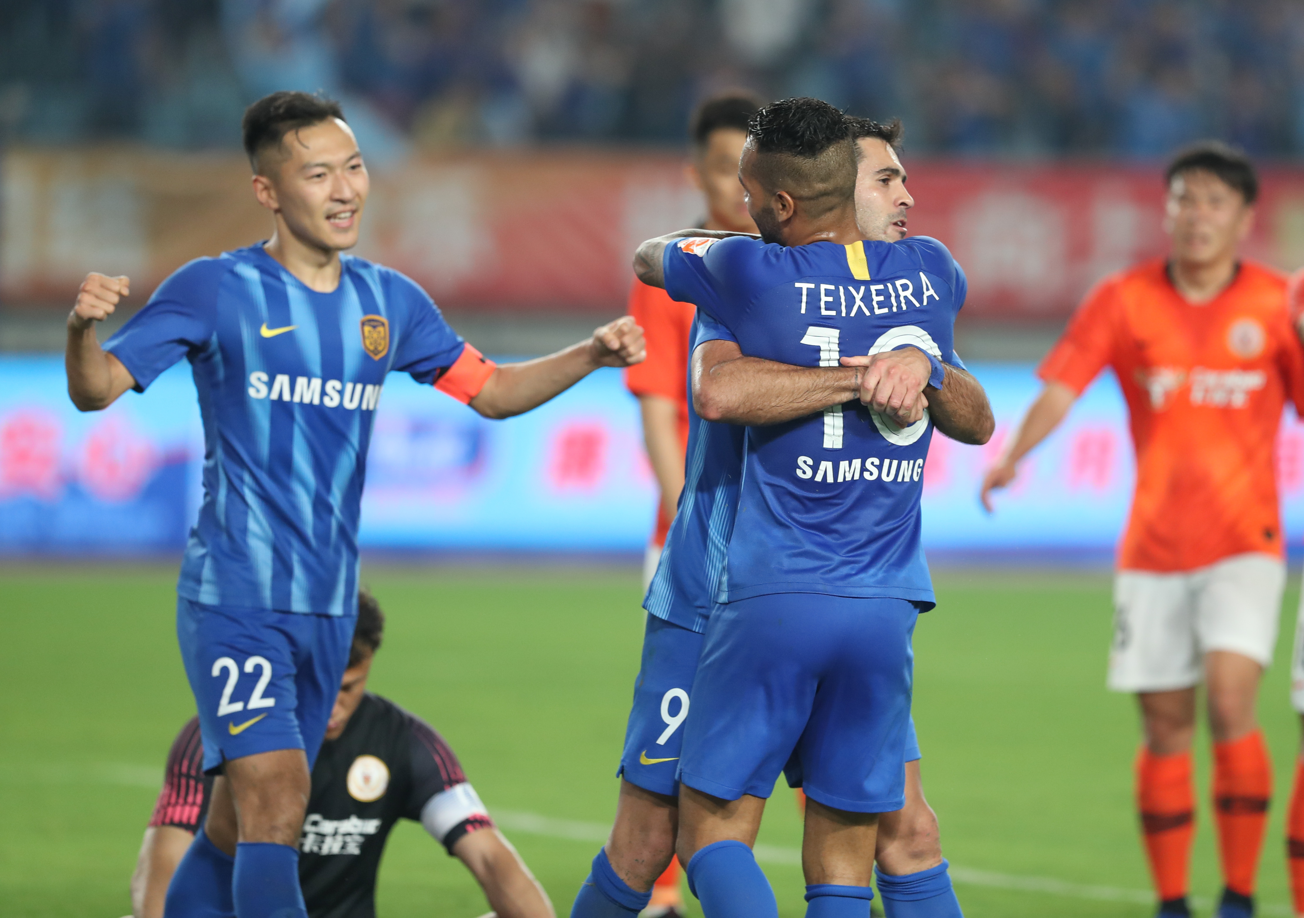 先用眼神假 先用眼神假